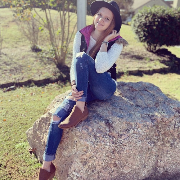 Meet your Posher, Elyse with Just For You Consignment - Picture 1 of 5